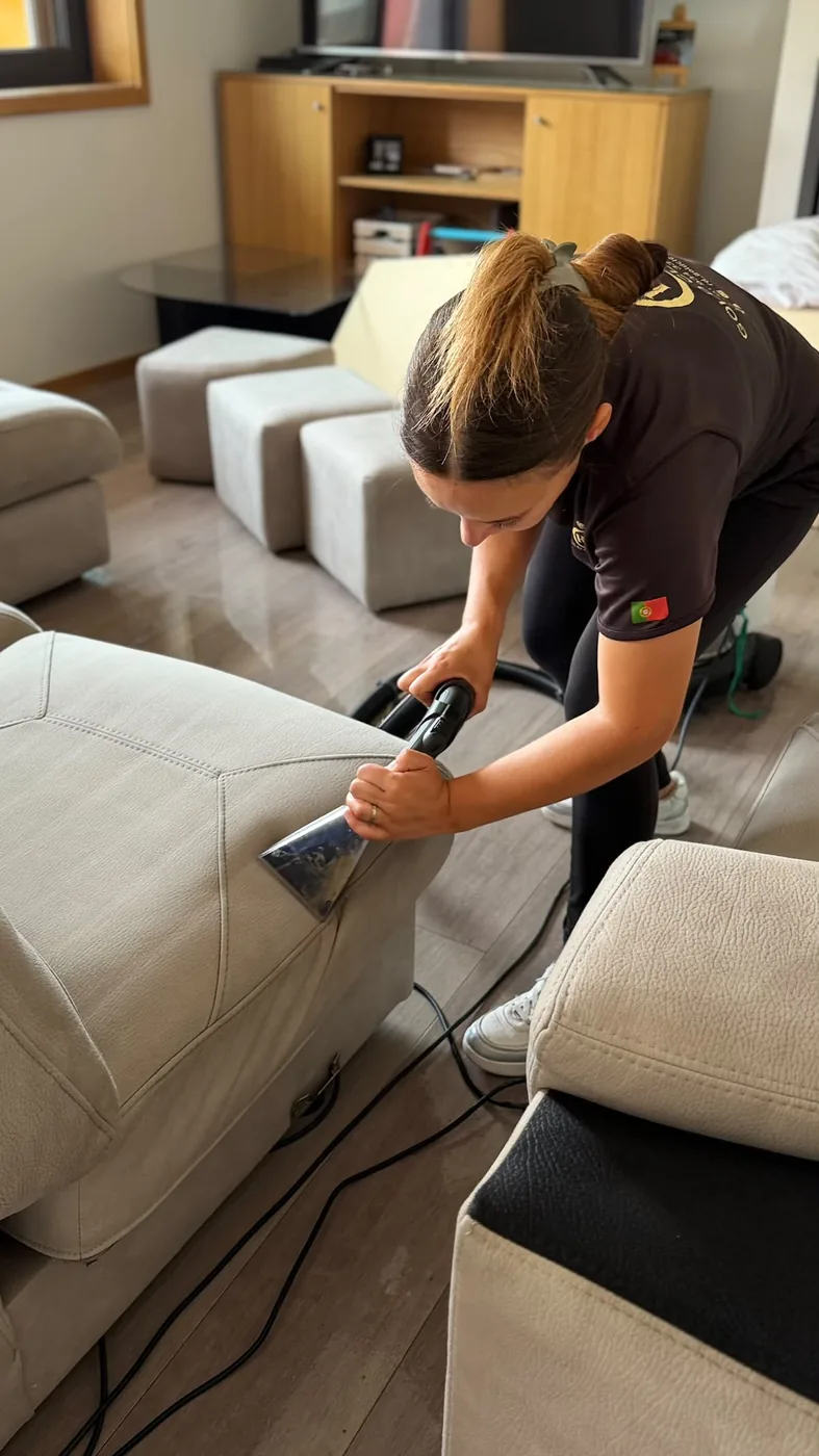 Profissional da Gold Cleaning a higienizar um sofá com máquina de injeção-extração