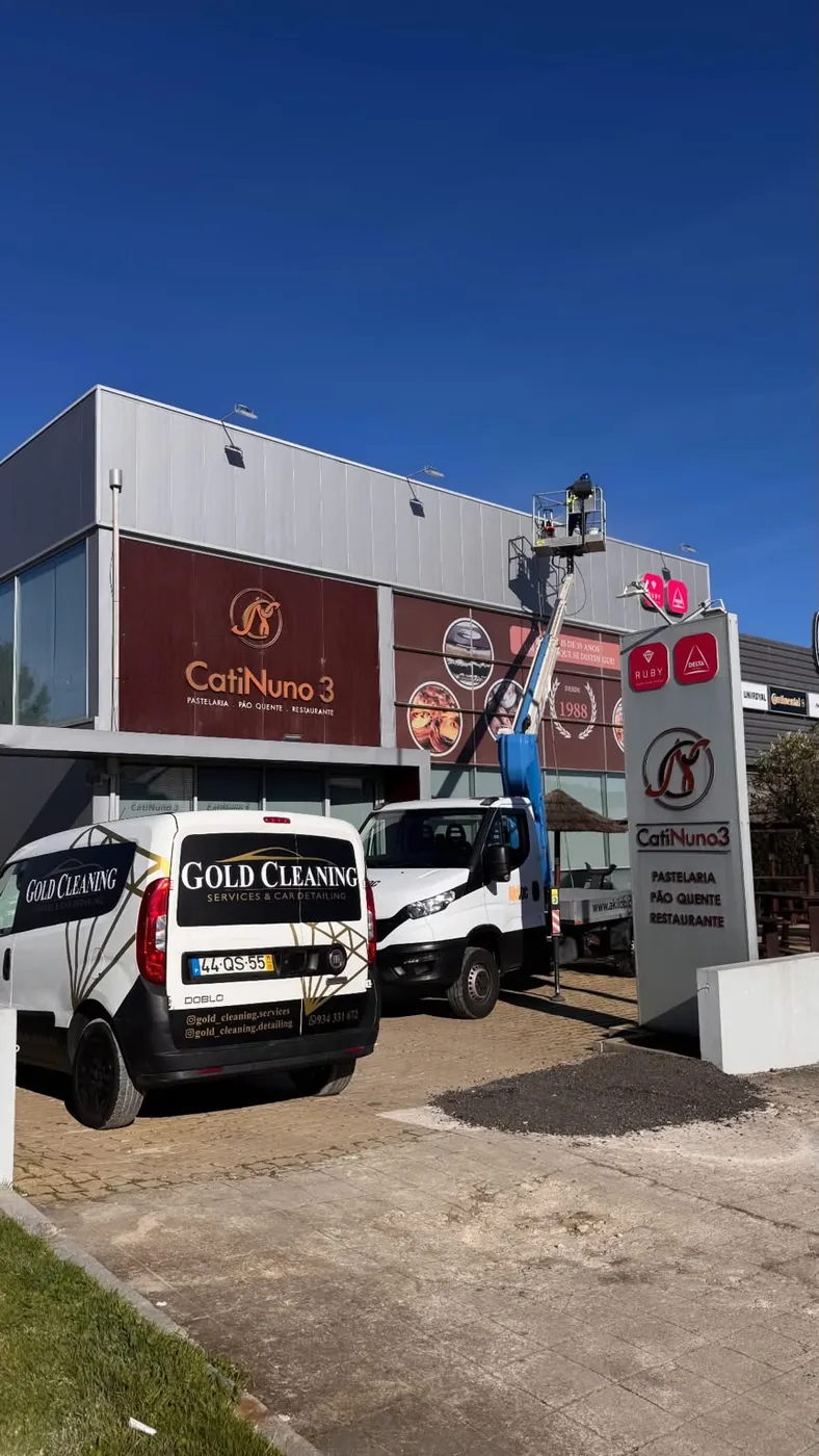 Viatura da Gold Cleaning junto a um edifício comercial durante trabalhos de limpeza em altura